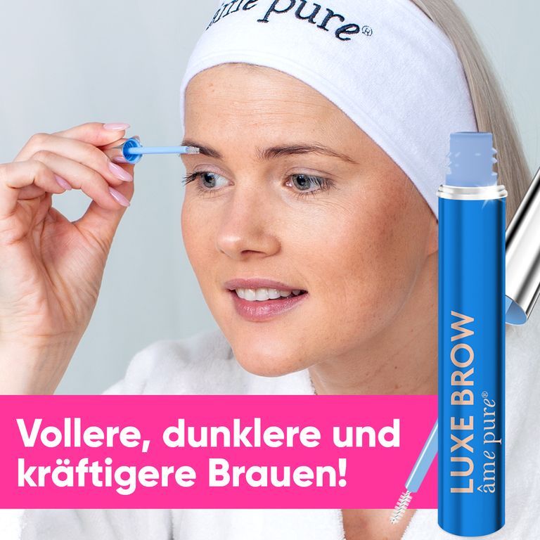 Donna con fascia applica siero per sopracciglia. Flacone Luxe Brow.