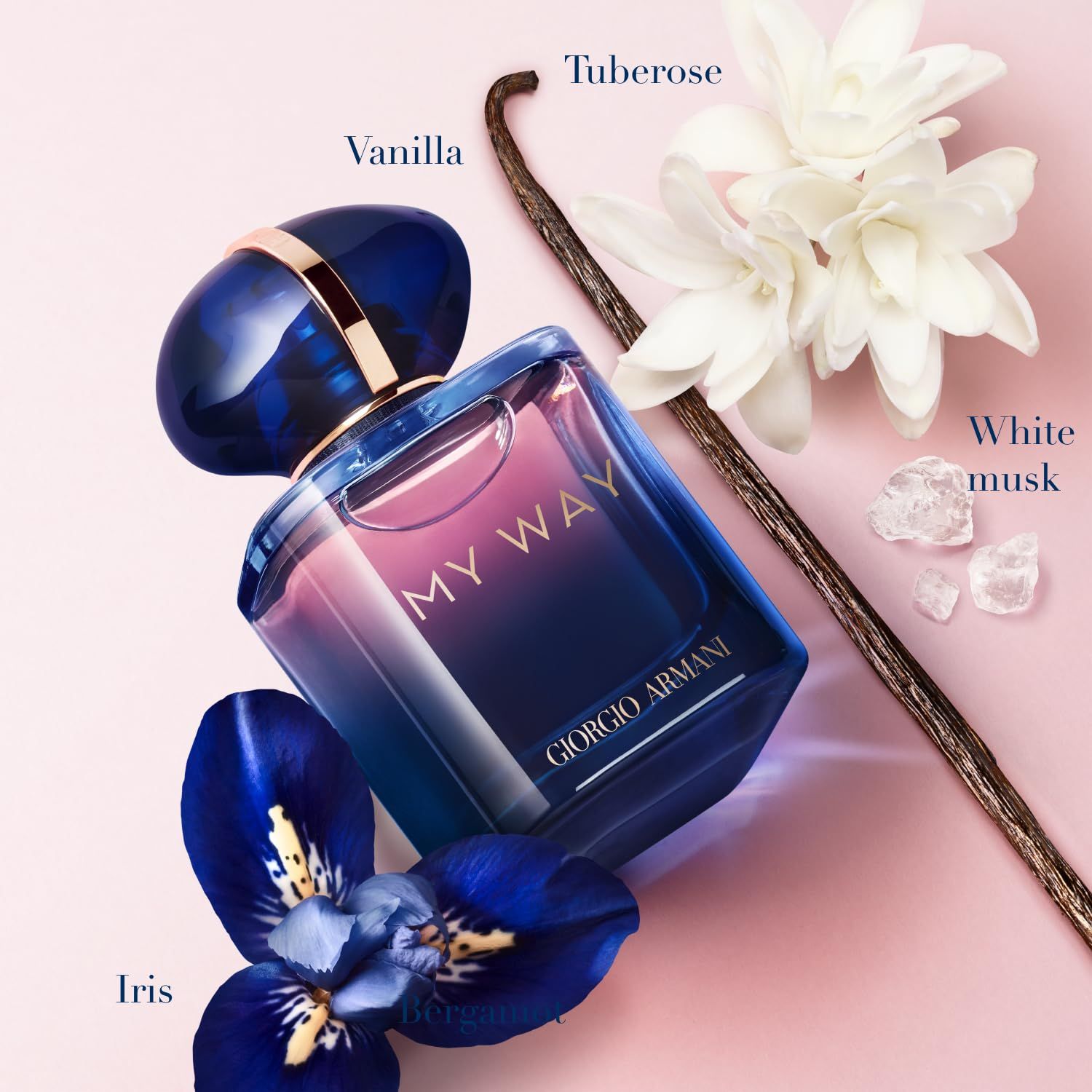 Flacone di profumo con tappo blu, circondato da vaniglia, tuberosa, iris e muschio bianco. "MY WAY" e "Giorgio Armani" visibili.