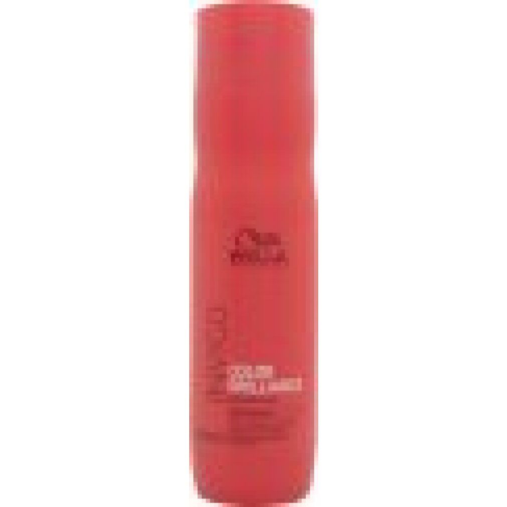 Flacone rosso di shampoo Wella Invigo Color Brilliance. Scritte verticali: Invigo, Color Brilliance. Logo: Wella.