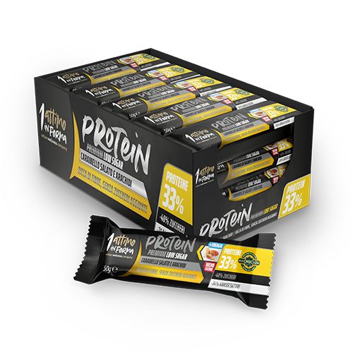 Scatola di barrette proteiche. Scritto: 1attimoinforma, Protein, 33%, Caramello Salato e Arachidi. Una barretta davanti.