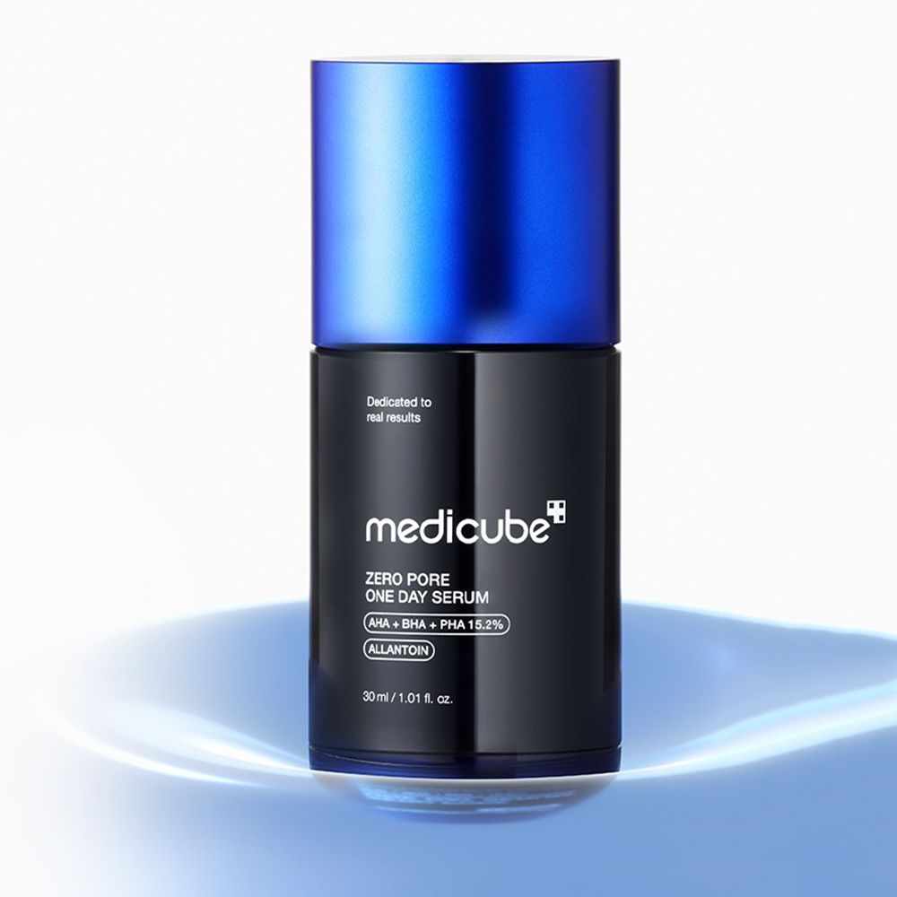 Flacone nero con tappo blu. Scritta: medicube Zero Pore One Day Serum. Contiene AHA, BHA, PHA.