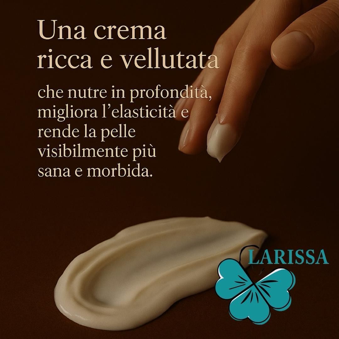 Crema su sfondo scuro. Mano con crema. Logo: Larissa, Trifoglio.