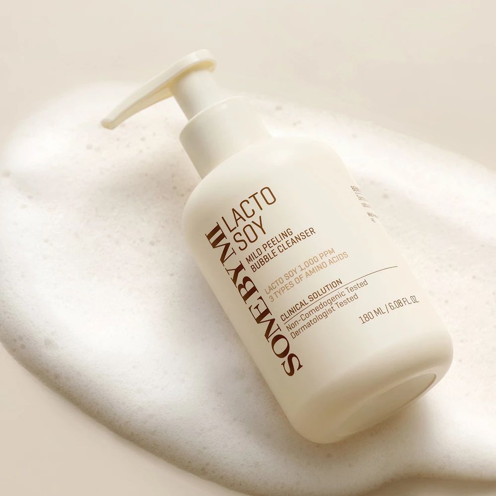 Flacone bianco con pompa. Scritta: Lacto Soy Mild Bubble Cleanser. Nella schiuma. 180 ml.