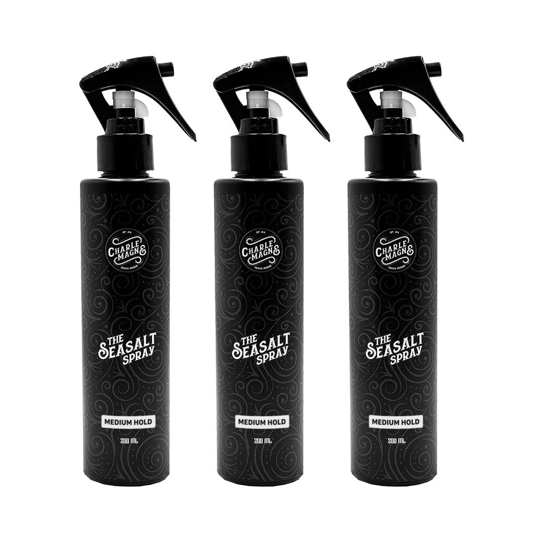 Tre flaconi spray neri con etichetta "The Seasalt Spray" e "Medium Hold".
