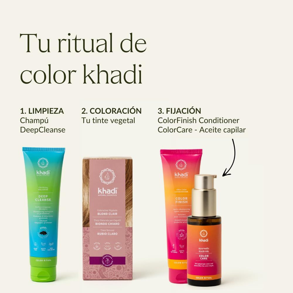 Tre prodotti: shampoo, colorazione, balsamo/olio. Marchio: Khadi. Testo: 'Tu ritual de color khadi'.