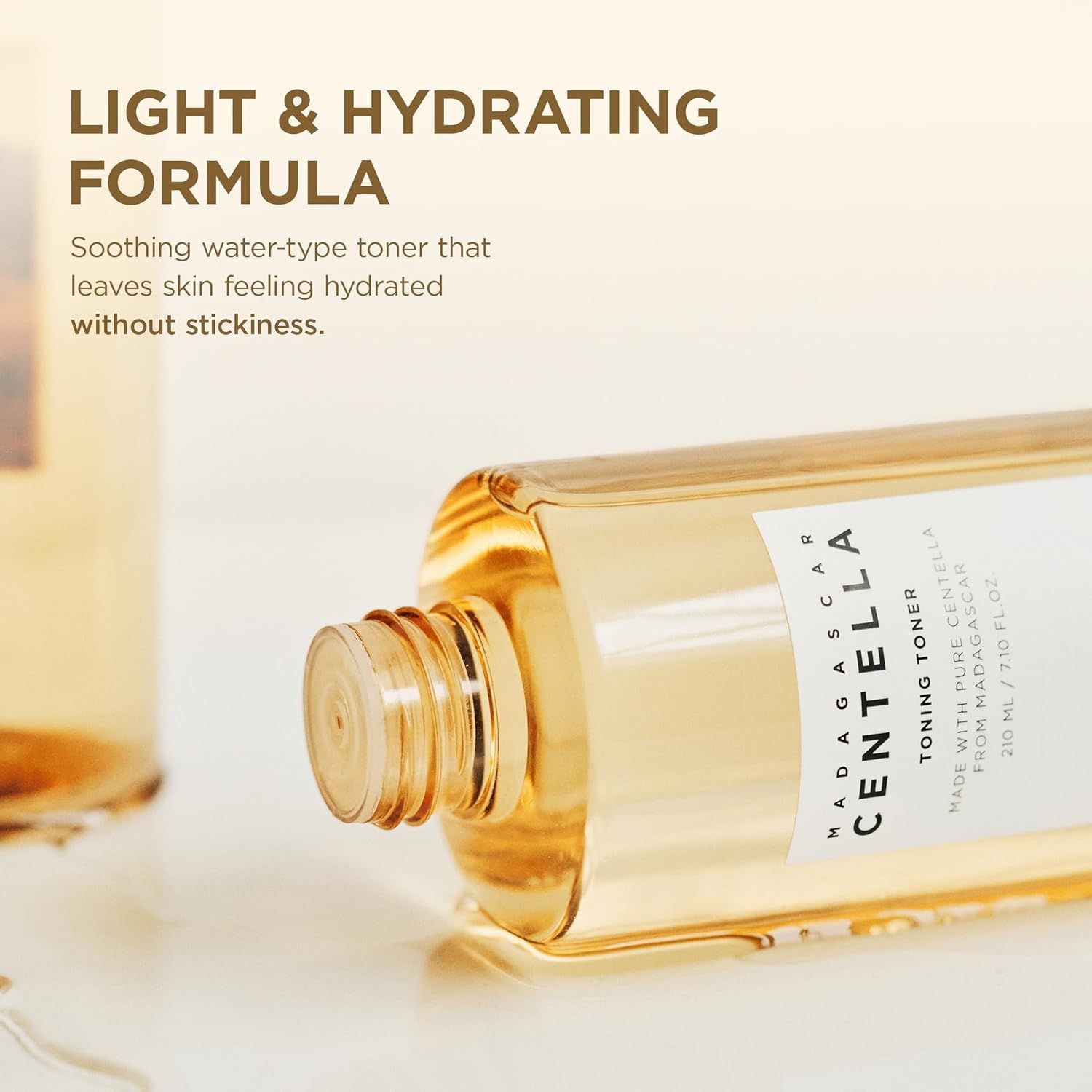 Primo piano di una bottiglia di SKIN1004 Centella Toning Toner. Testo sulla formula e sugli ingredienti.