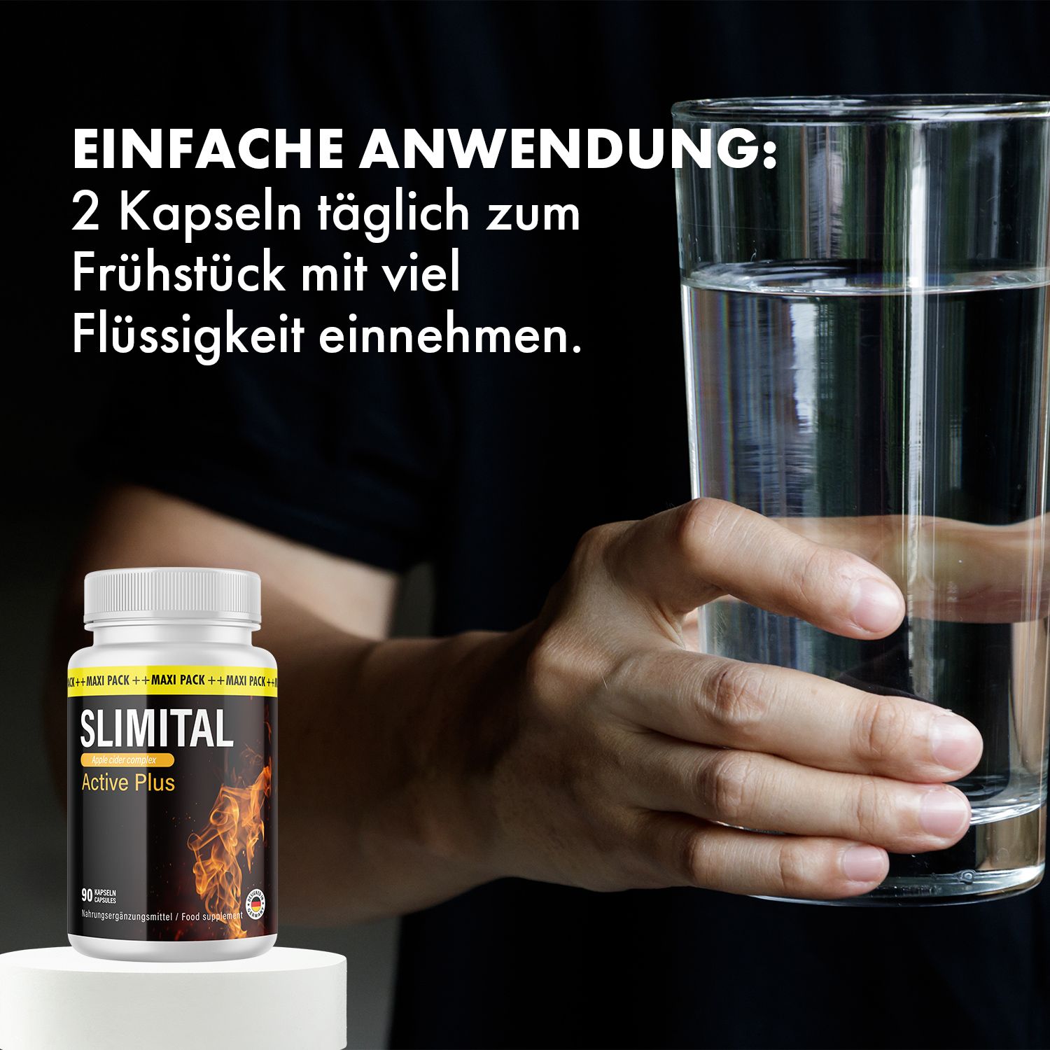 Flacone di capsule SLIMITAL Active Plus accanto a bicchiere d'acqua. Sfondo nero. Testo: 2 capsule al giorno a colazione con molto liquido.