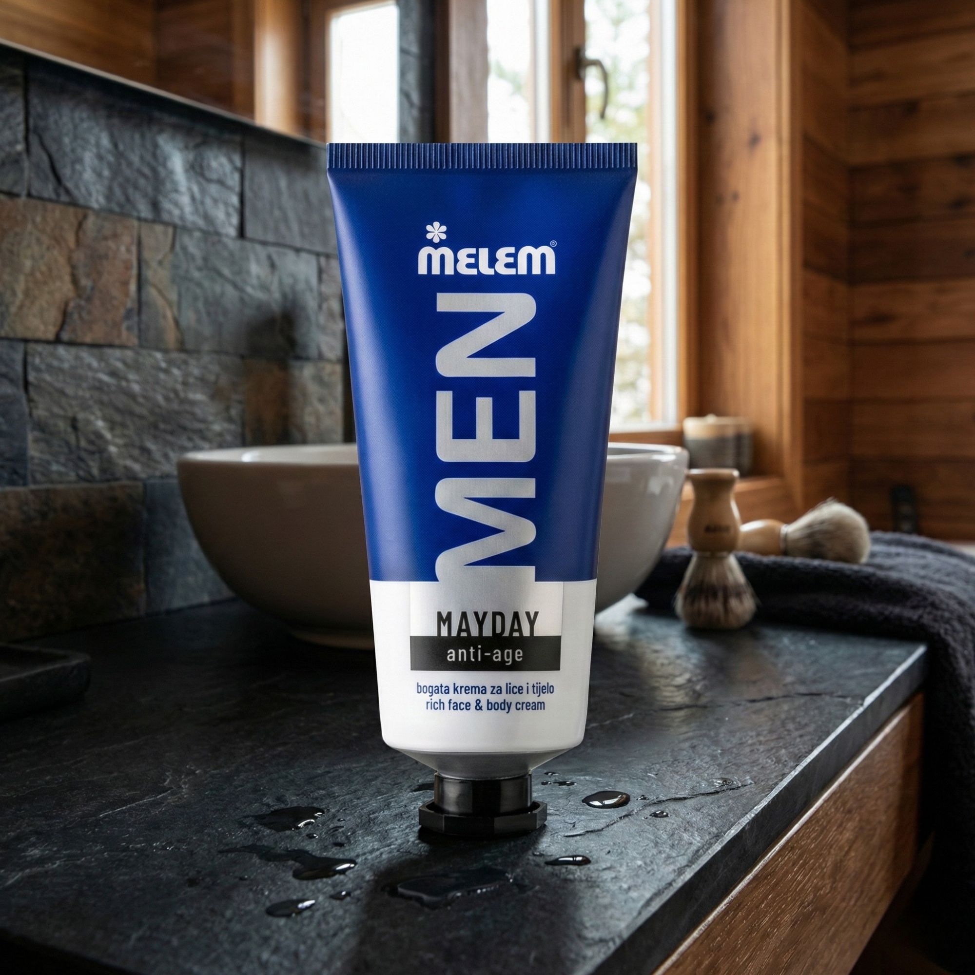 Tubo blu con testo bianco. Scritta: Melem Men, MAYDAY anti-age. Appoggiato su sfondo nero.