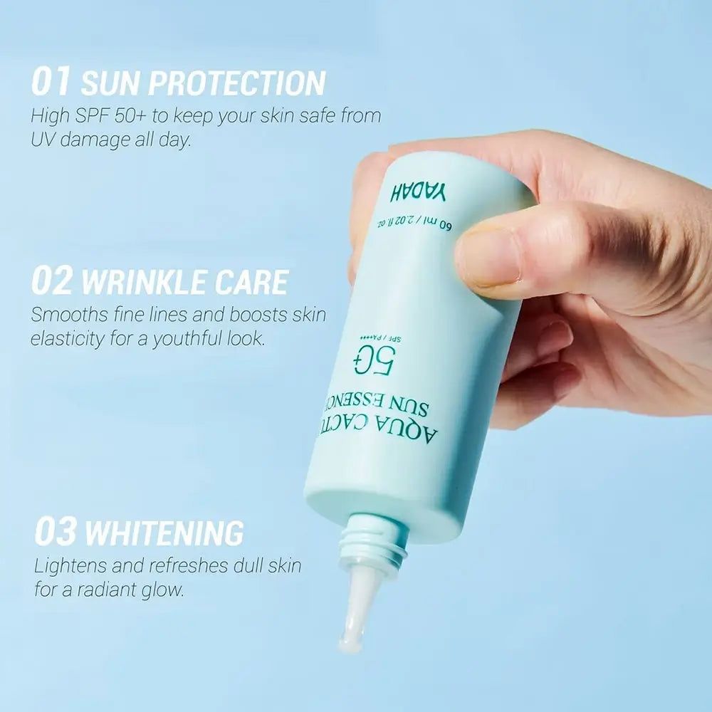Flacone verde chiaro con applicatore bianco. Scritta: Aqua Cactus Sun Essence 50. Testo: 01 Sun Protection, 02 Wrinkle Care, 03 Whitening.