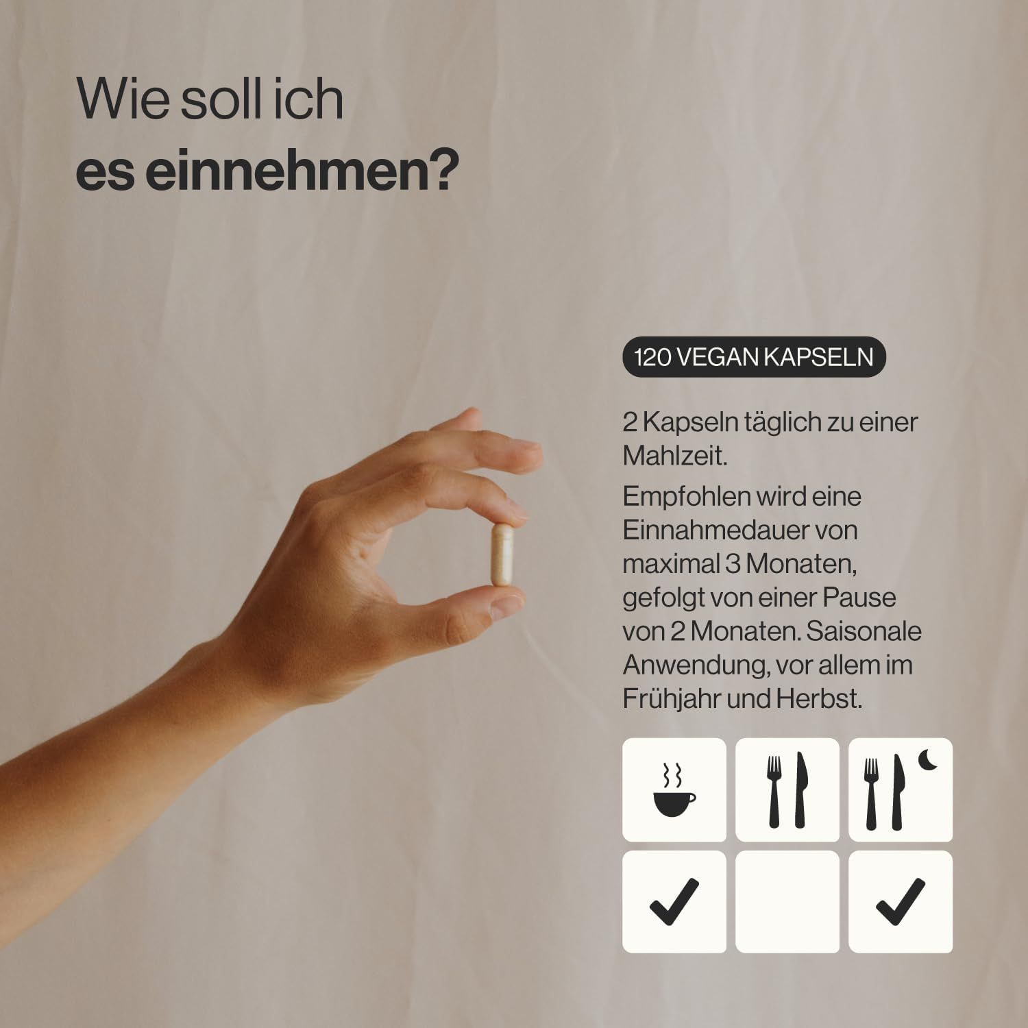 Mano che tiene una capsula. Testo: 120 capsule vegane. Raccomandazione di assunzione: 2 capsule al giorno durante un pasto. Uso stagionale, soprattutto in primavera e in autunno.