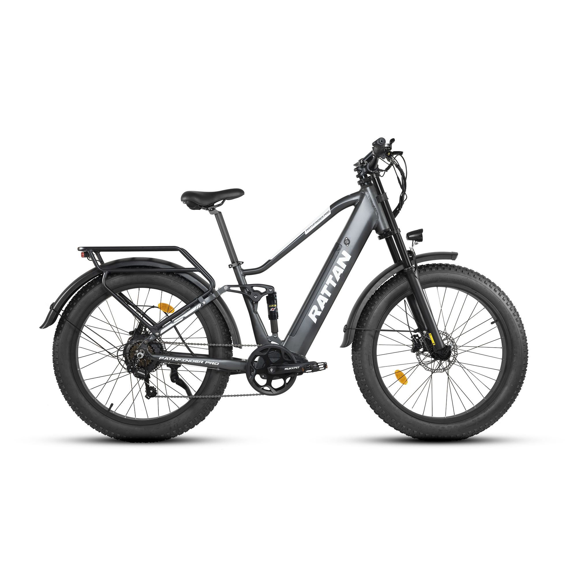 E-bike grigia con logo RATTAN. Pneumatici neri, portapacchi, sospensioni. Cambio Shimano 7 velocità.