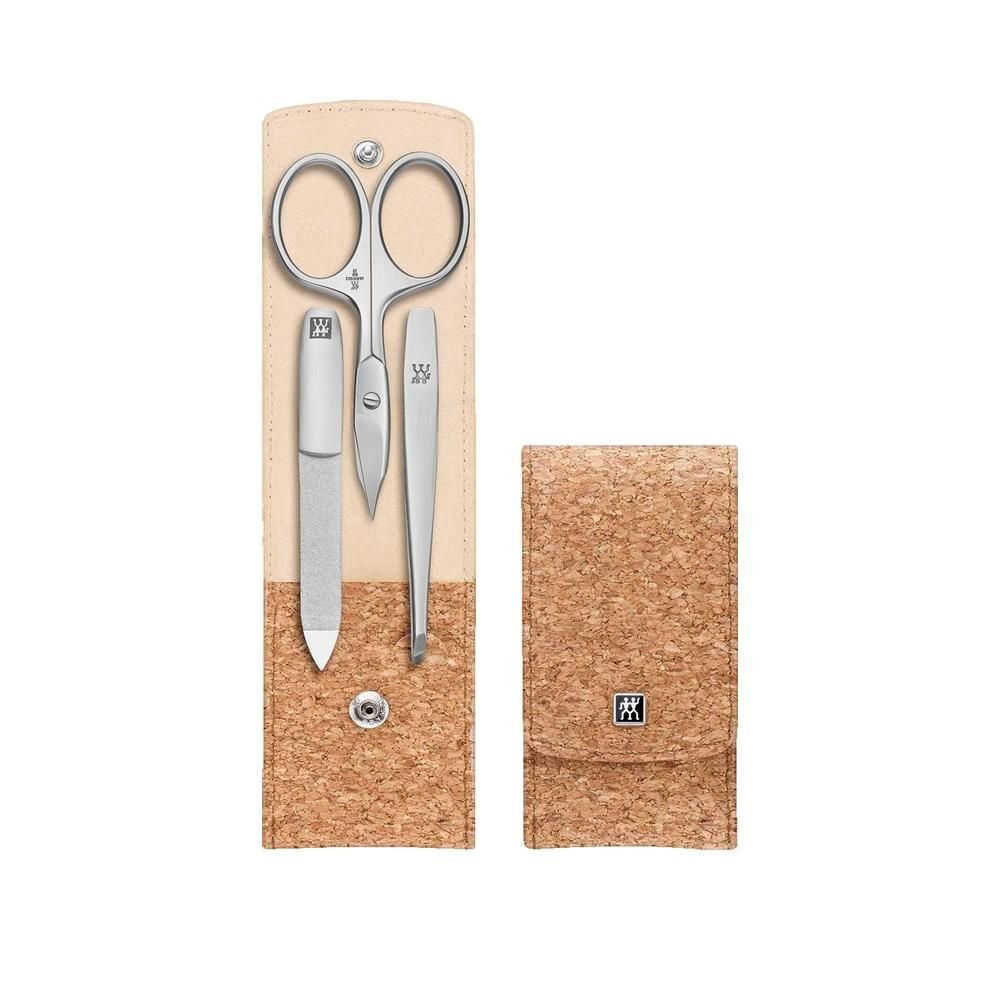 Set manicure con custodia. Include forbici, lima e pinzetta. Aspetto sughero. Logo sulla custodia.