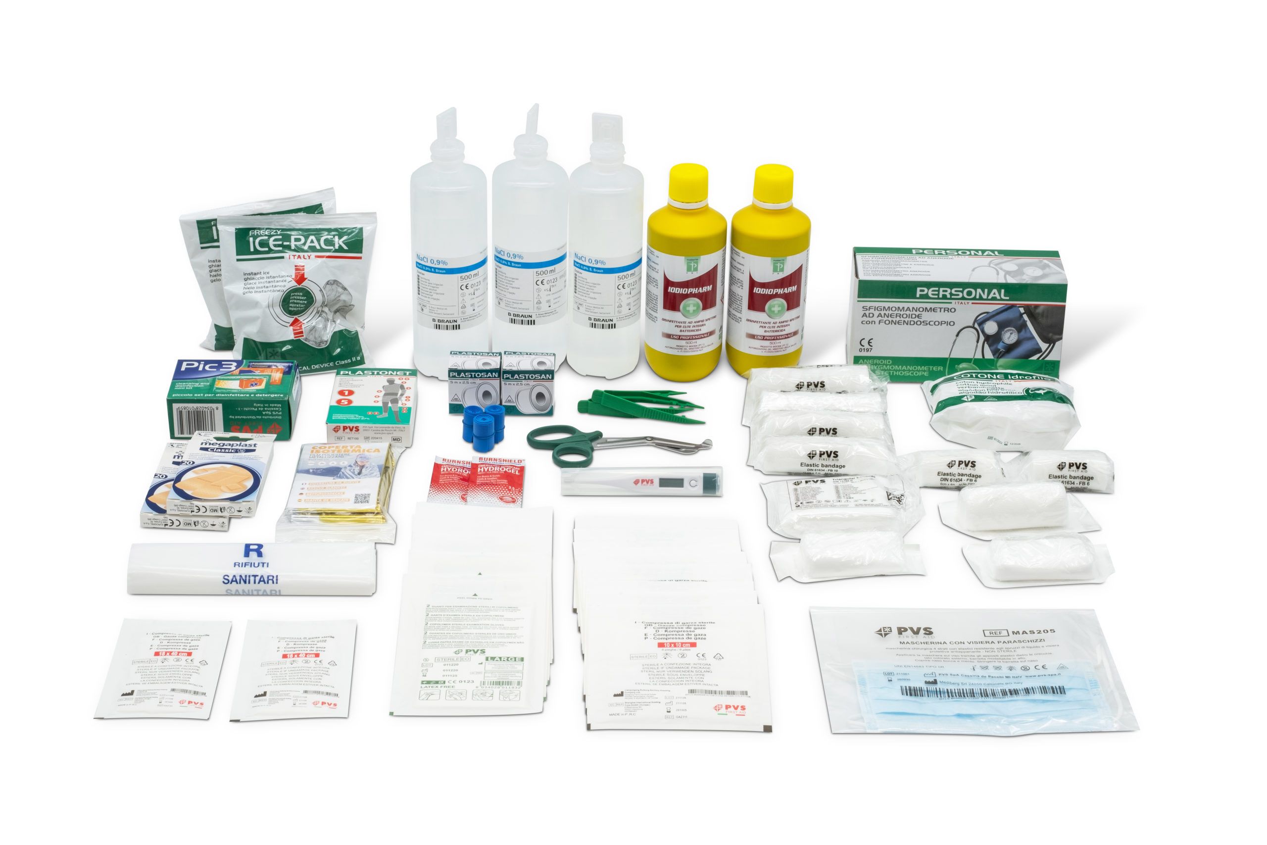 Vari articoli medici, tra cui flaconi, bende, forbici e strumenti, su sfondo bianco.