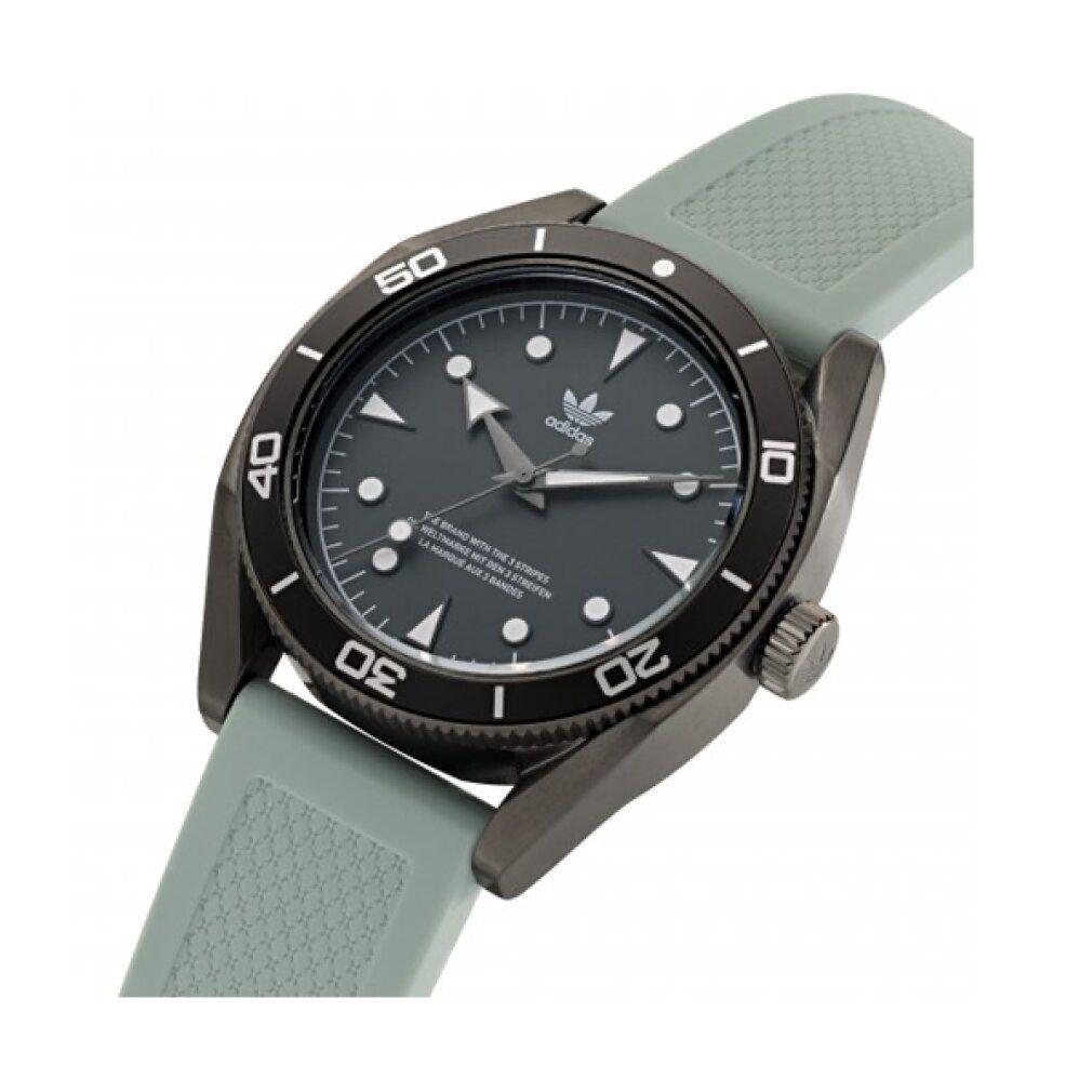 Orologio Adidas con quadrante nero, numeri e logo. Cinturino verde chiaro. Lunetta girevole.