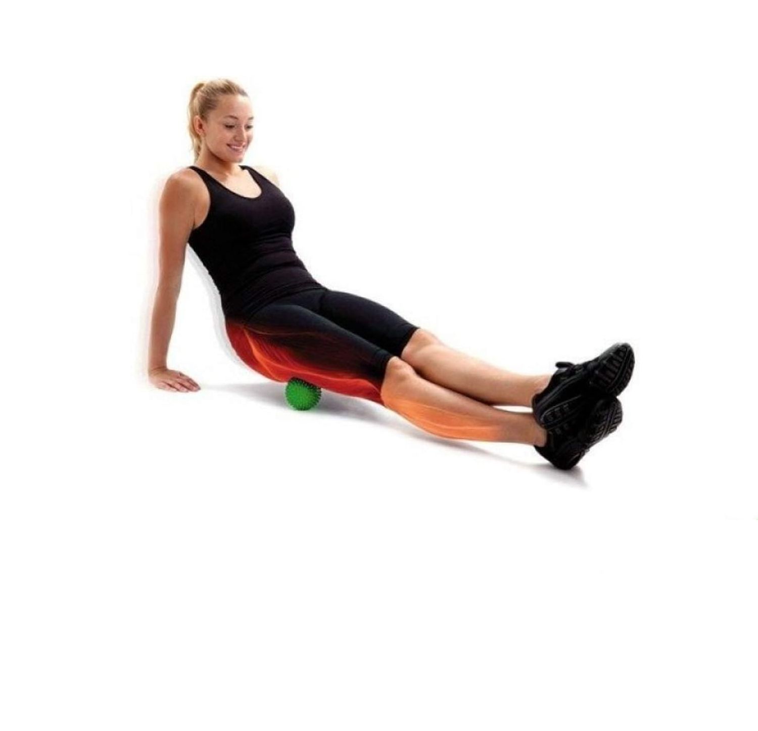 Donna con sfera massaggiante verde sotto la gamba. Muscoli della gamba evidenziati. Automassaggio.