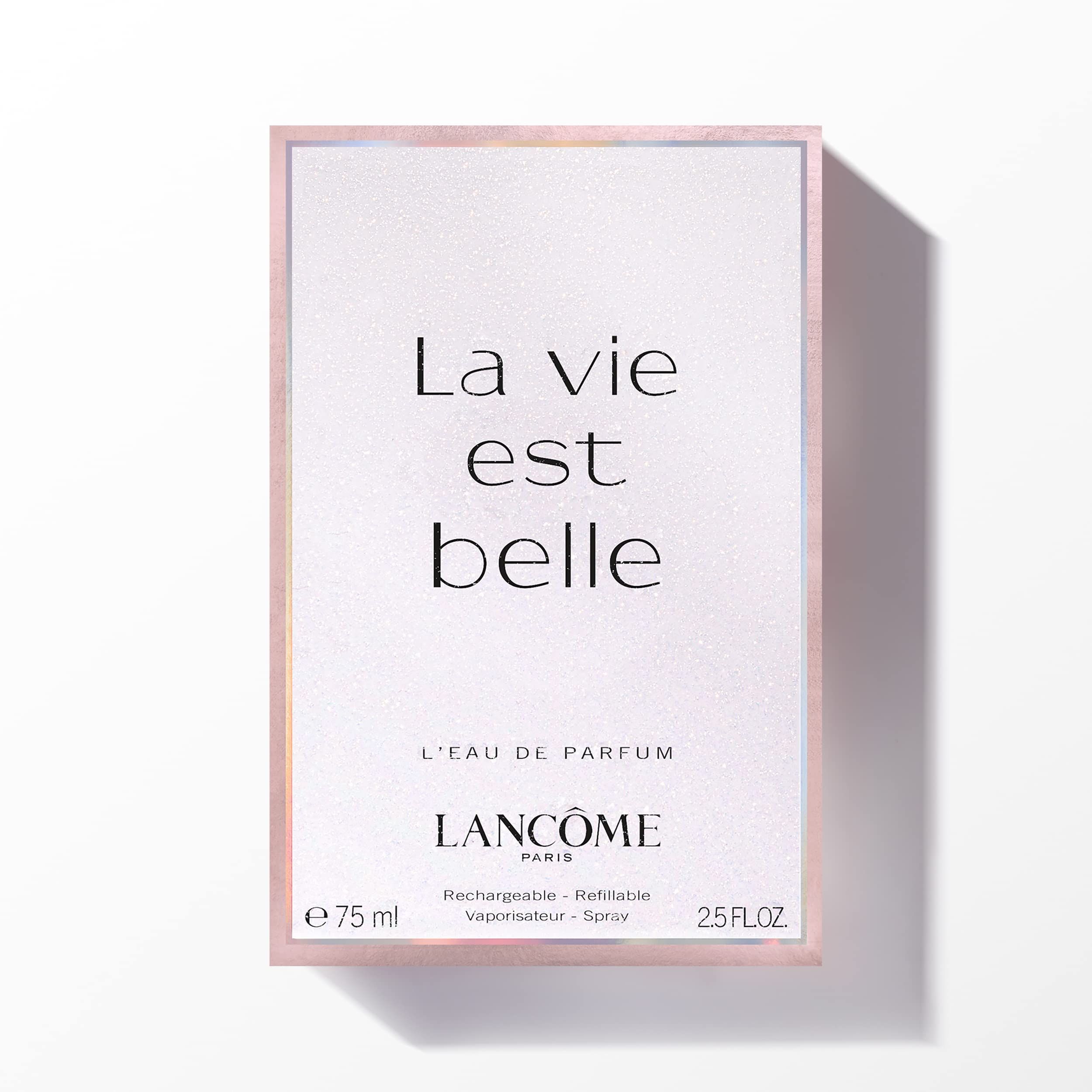 Confezione con testo: La vie est belle, L'Eau de Parfum. Illustrazione del flacone. Testo: 75 ml, 2.5 FL.OZ. e altre informazioni.