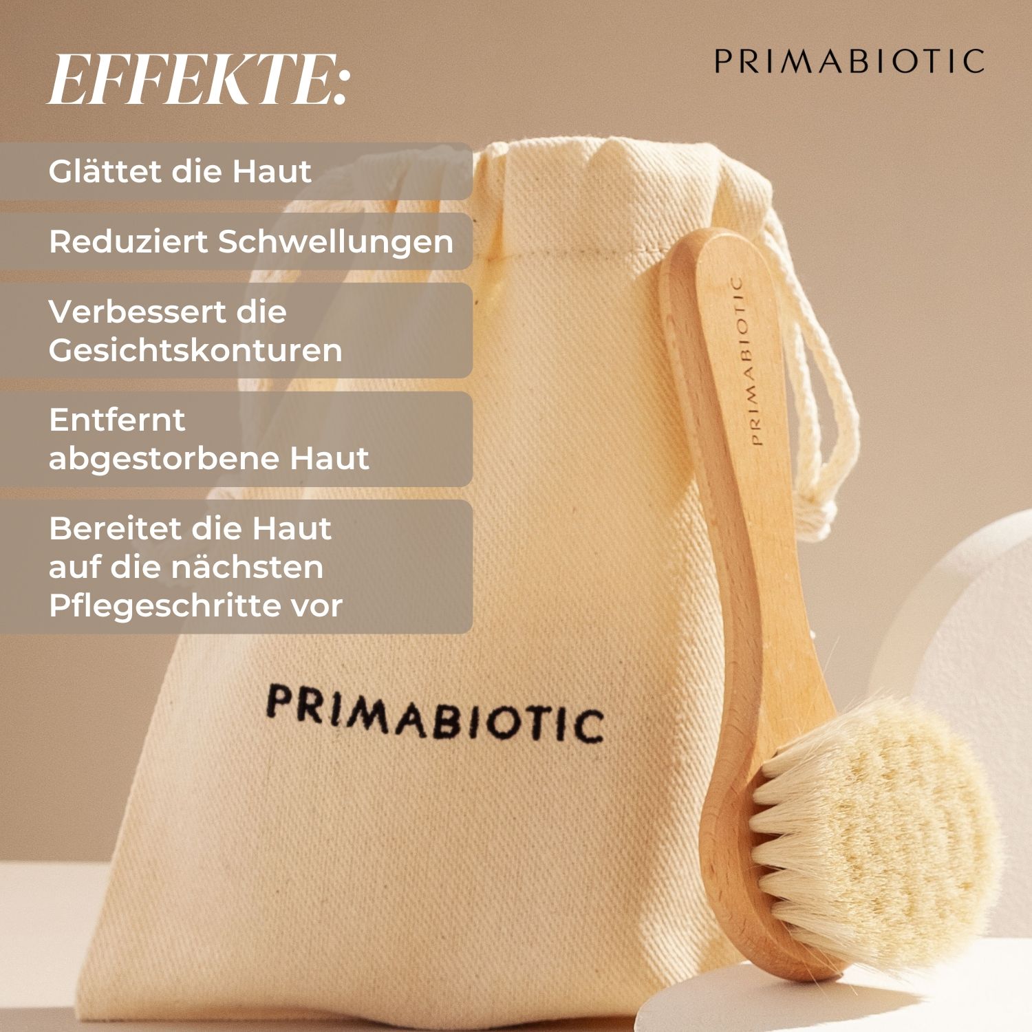 Spazzola per massaggio viso con manico in legno e setole, accanto a un sacchetto. PRIMABIOTIC sul sacchetto. Testo: Effetti: leviga, riduce il gonfiore, migliora i contorni.