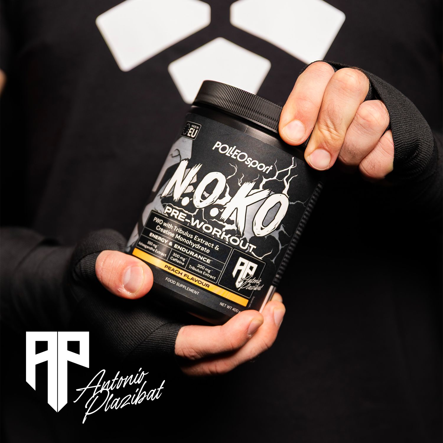 Persona tiene barattolo N.O.KO Pre-Workout. Testo: N.O.KO Pre-Workout. Energia & Resistenza. Gusto: Peach Flavour. Logo: AP Antonio Plazibat.