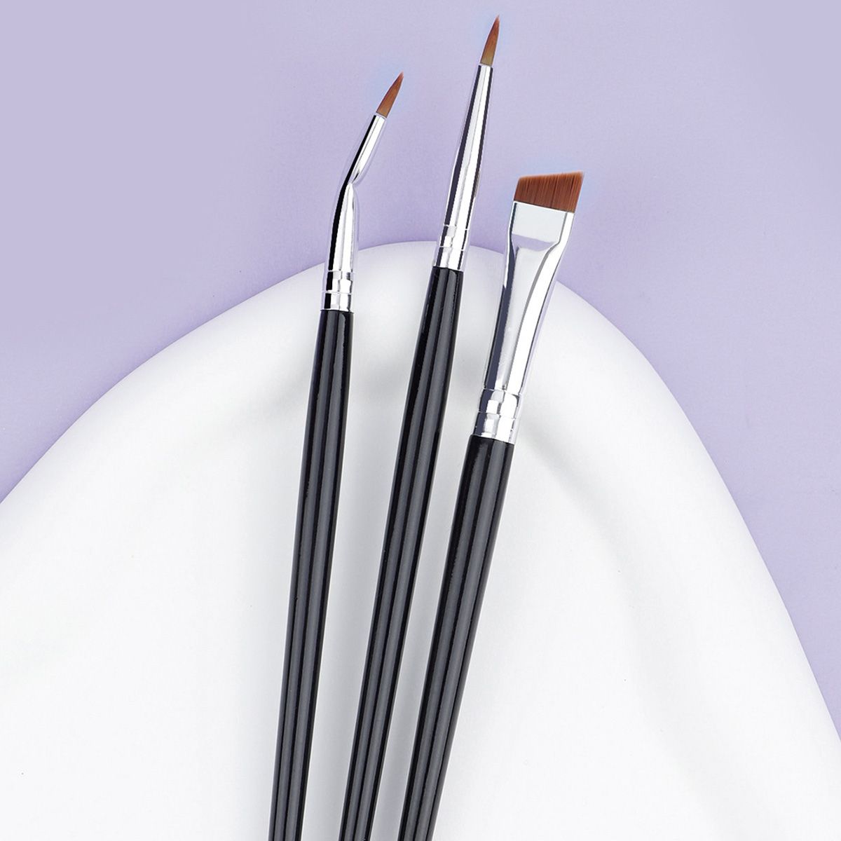 Un pennello angolato per il trucco degli occhi utilizzato per tracciare una linea di eyeliner precisa.
