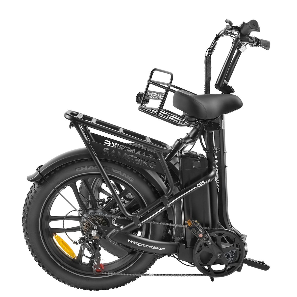 E-bike SAMEBIKE C05 Pro nera. Ruota posteriore, portapacchi, batteria, catena, marchio visibili.