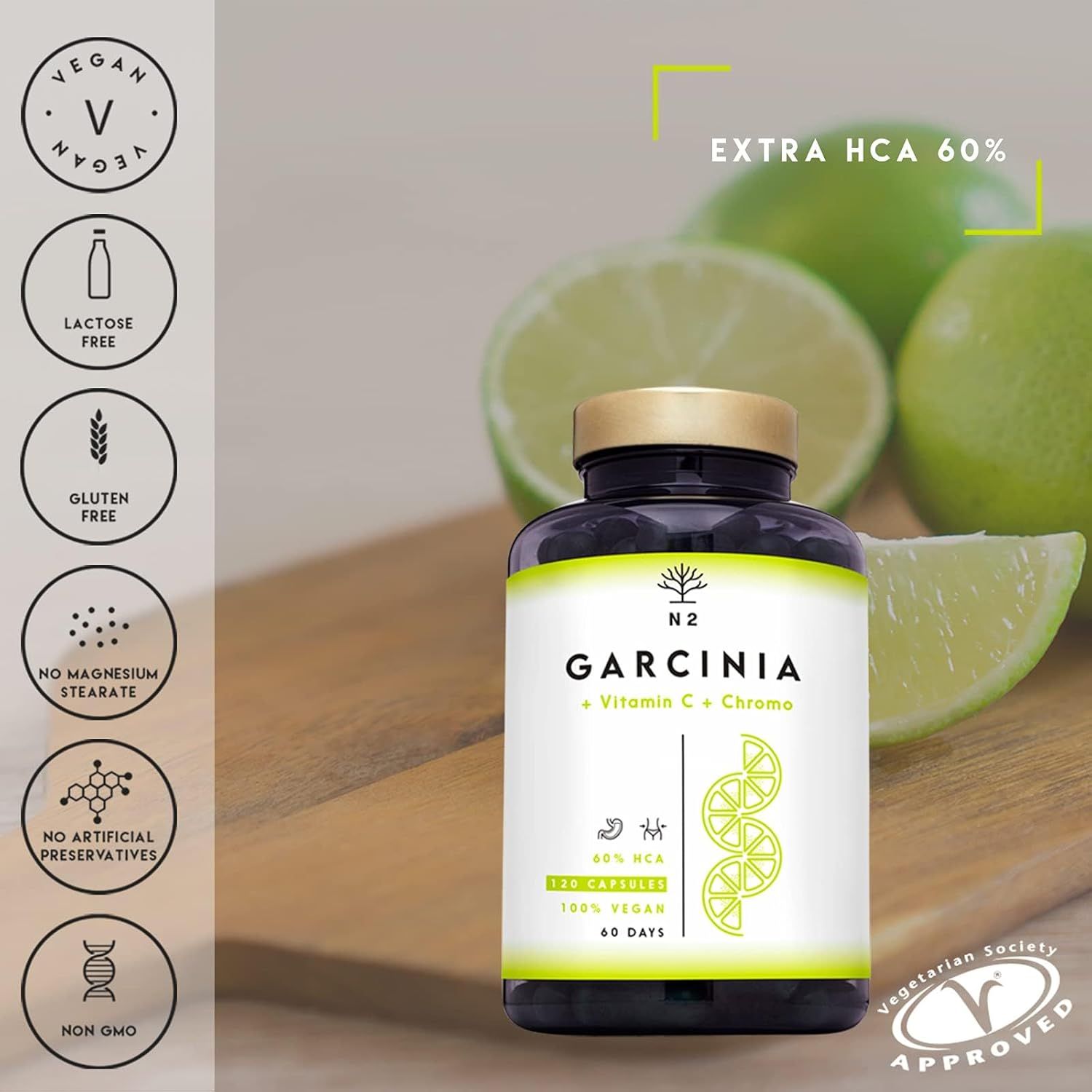 Flacone scuro con etichetta. Scritto: Garcinia + Vitamina C + Chromo. Sigillo vegano, lime su tagliere.