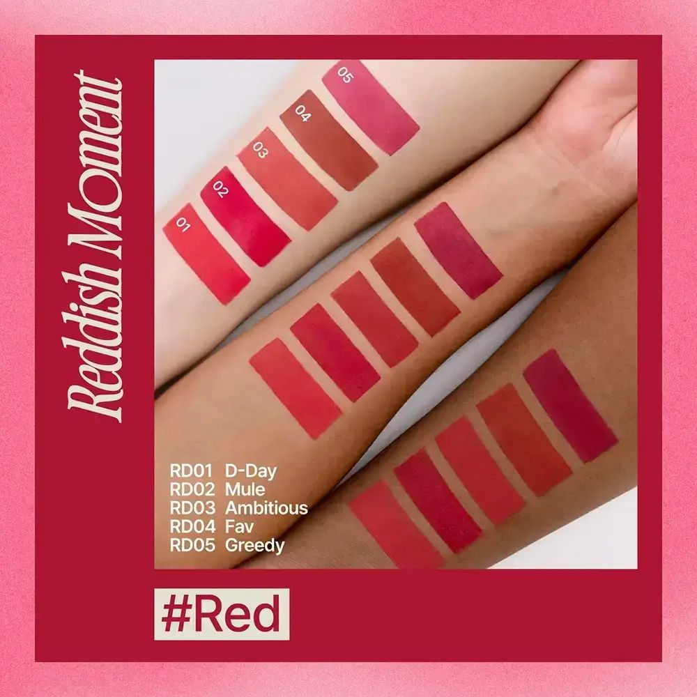 Braccia con colori per labbra e guance rosse. Testo: Reddish Moment, RD01-05, #Red.
