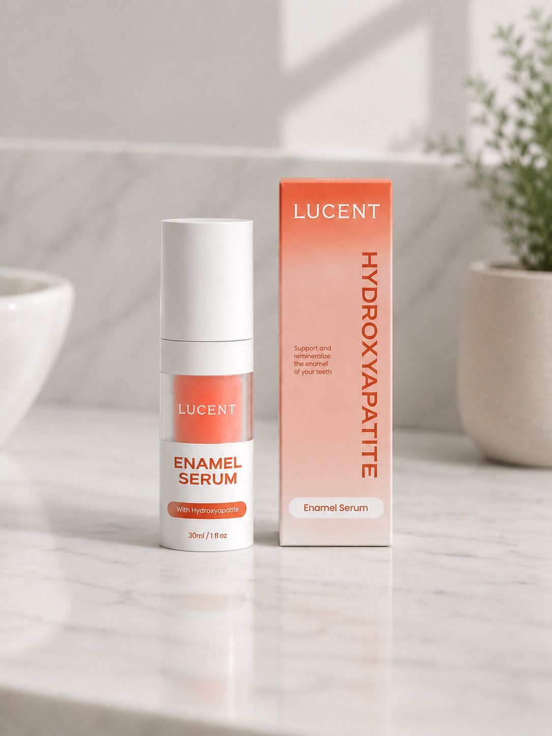 Un flacone e una scatola affiancati. Sul flacone si legge "LUCENT ENAMEL SERUM". Sulla scatola, "HYDROXYAPATITE".