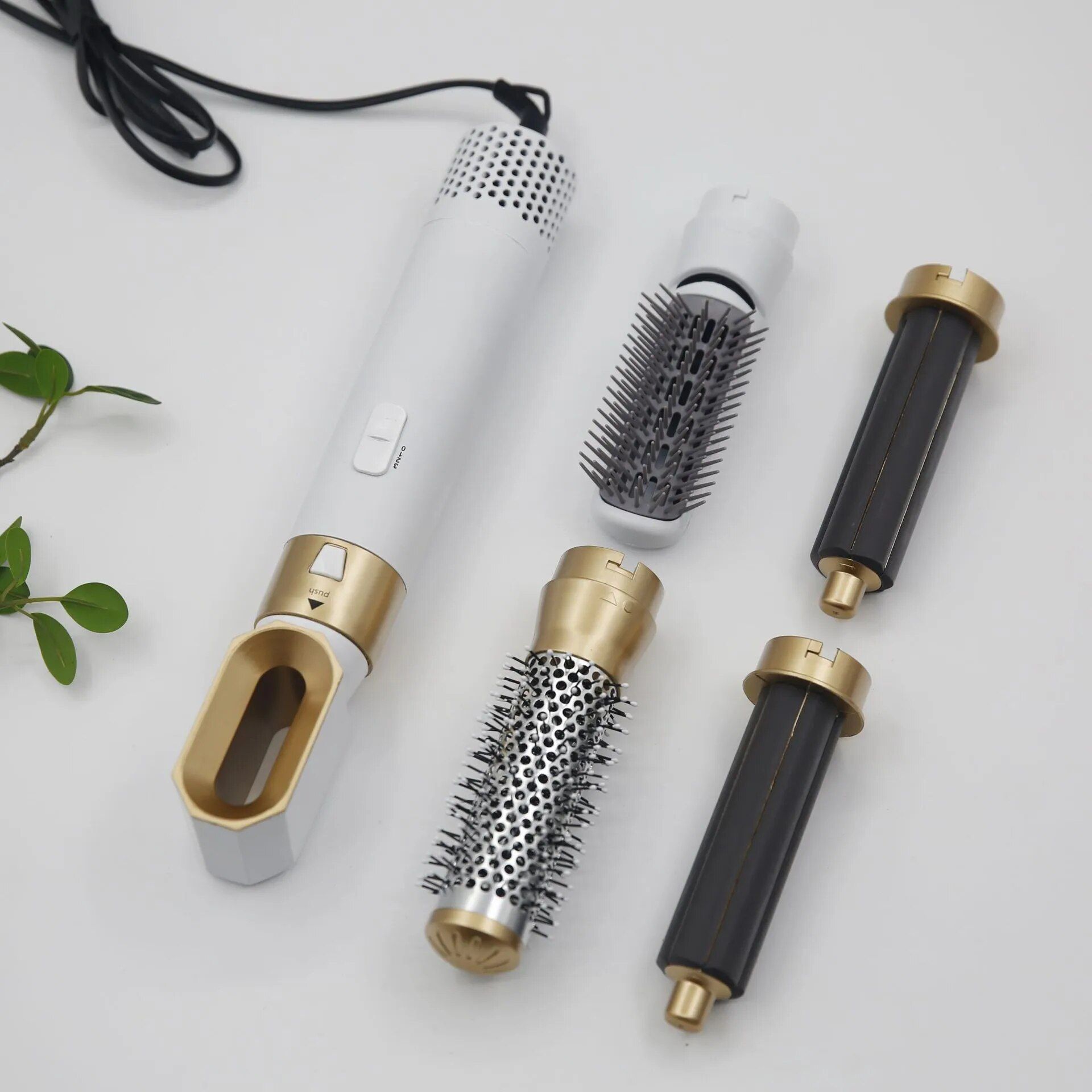 Rivoluzione per lo styling dei capelli con manico bianco, dettagli dorati e vari accessori. Include spazzole e cilindri.