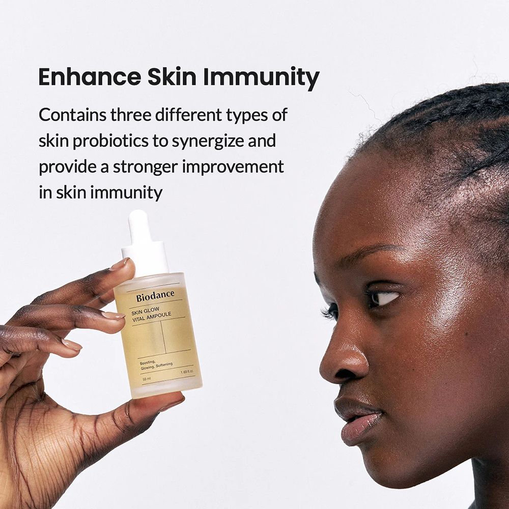 Donna con flacone di siero. Testo: Biodance Skin Glow Vital Ampoule. Enhance Skin Immunity. Ingredienti.