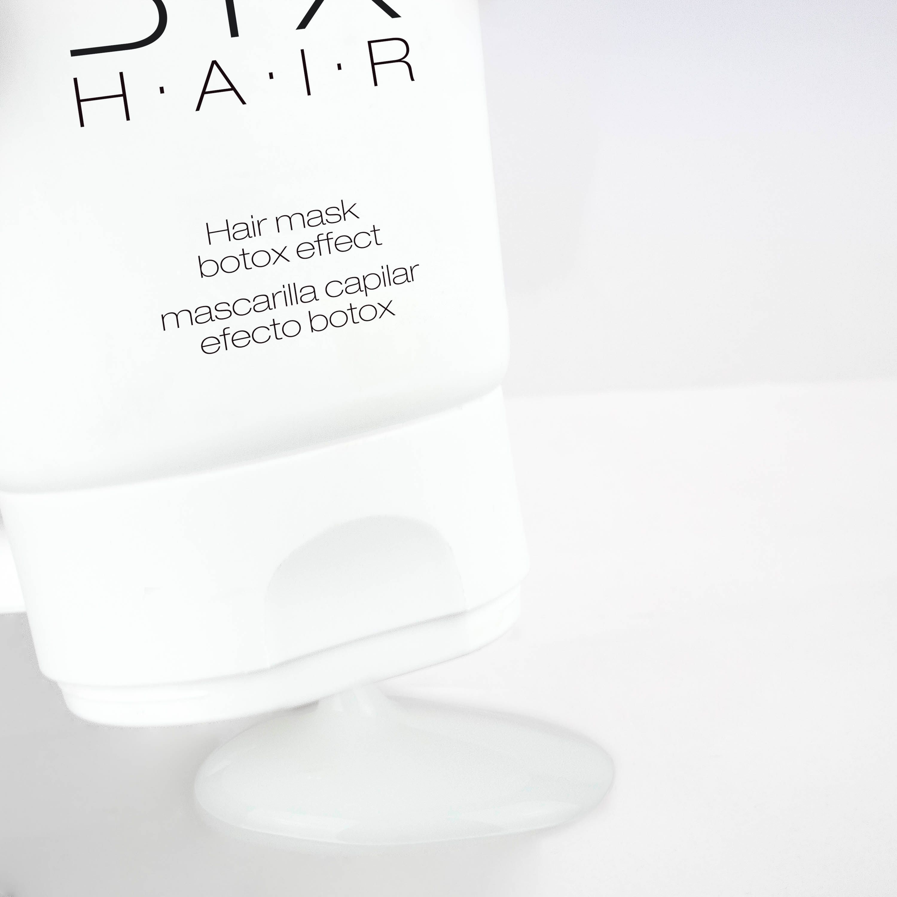 Tubo bianco con stampa nera. Testo: Postquam, 3TX HAIR, Hair mask botox effect, Mascarilla capilar efecto botox. Prodotto versato.