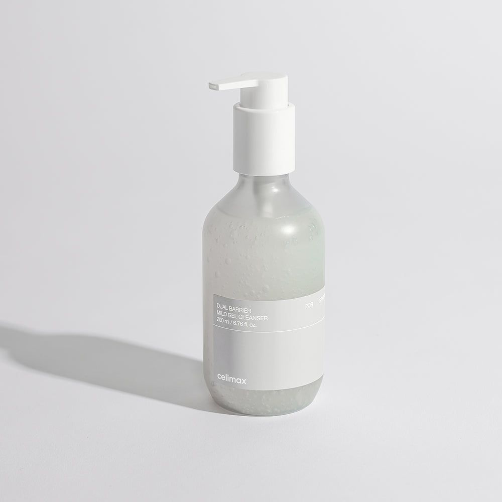 Celimax Dual Barrier Mild Gel Cleanser in flacone bianco con pompa, con ombra su sfondo grigio.