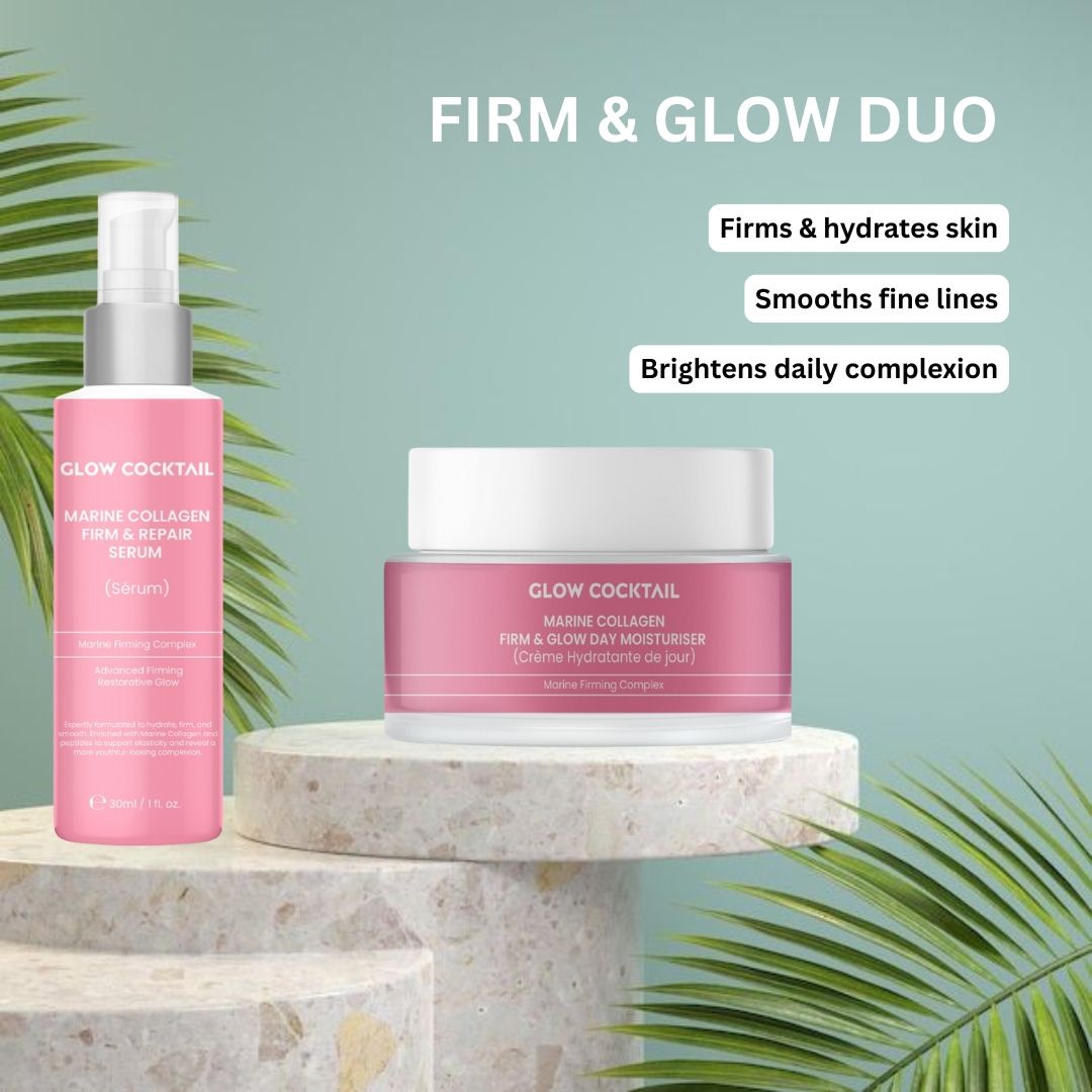 Flacone di siero e vasetto rosa su piedistallo. Scritta: Glow Cocktail, Marine Collagen Firm & Repair Serum, Marine Firming Complex.