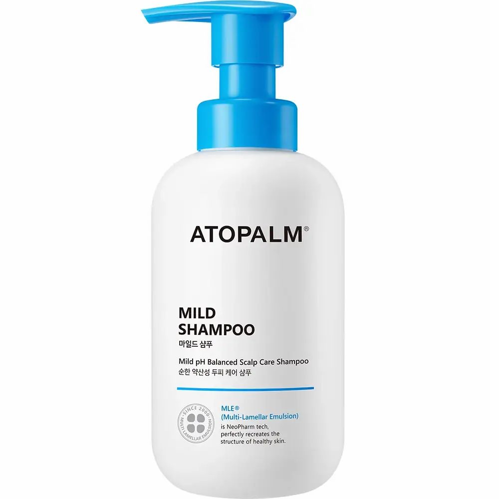 Flacone bianco con erogatore blu. Scritta: ATOPALM, MILD SHAMPOO. Prodotto per cuoio capelluto sensibile.