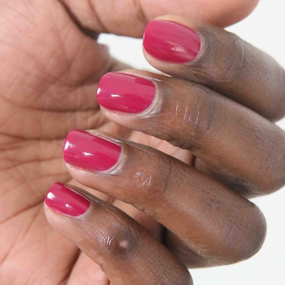 Mano con unghie smaltate. Unghie dipinte con smalto rosa. Primo piano della mano.