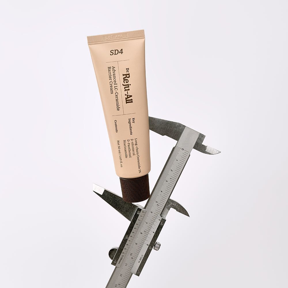 Tubo di crema barriera DR.REJU-ALL Advanced LC-Ceramide con calibro per indicare le dimensioni.