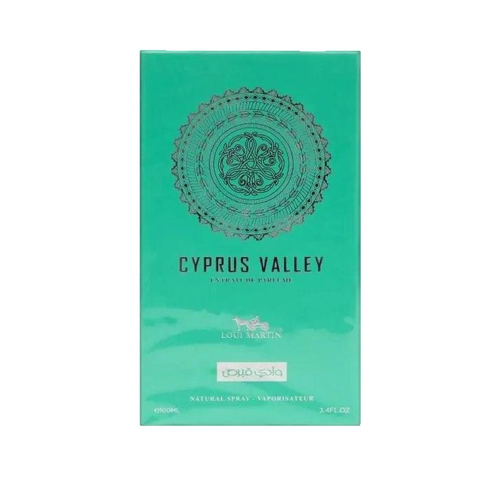 Scatola turchese. Scritta: Cyprus Valley, Extrait de Parfum, Loui Martin. Con motivo decorativo e testo.