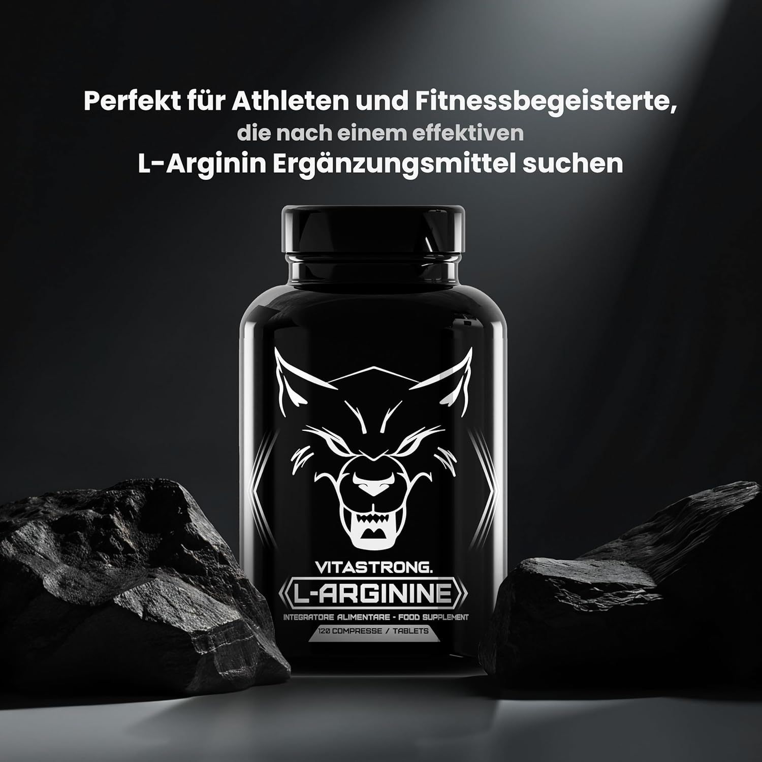 Flacone nero "VITASTSTRONG L-ARGININE" tra le pietre. Testo: "Perfetto per atleti e appassionati di fitness..."