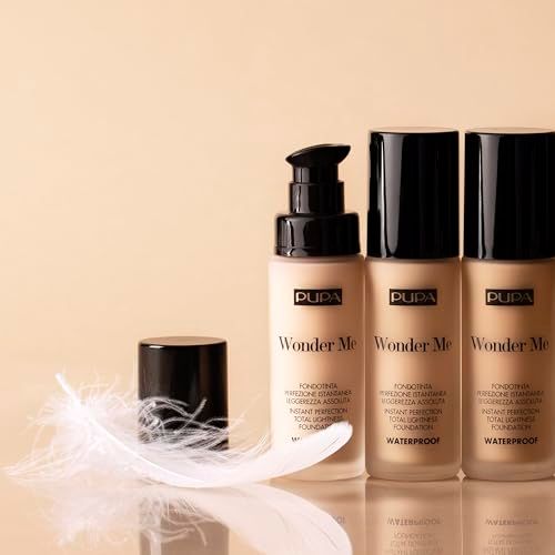 Tre flaconi di fondotinta Pupa Milano Wonder Me con tappi neri. Piuma e tappo aperto. Testo: Waterproof.