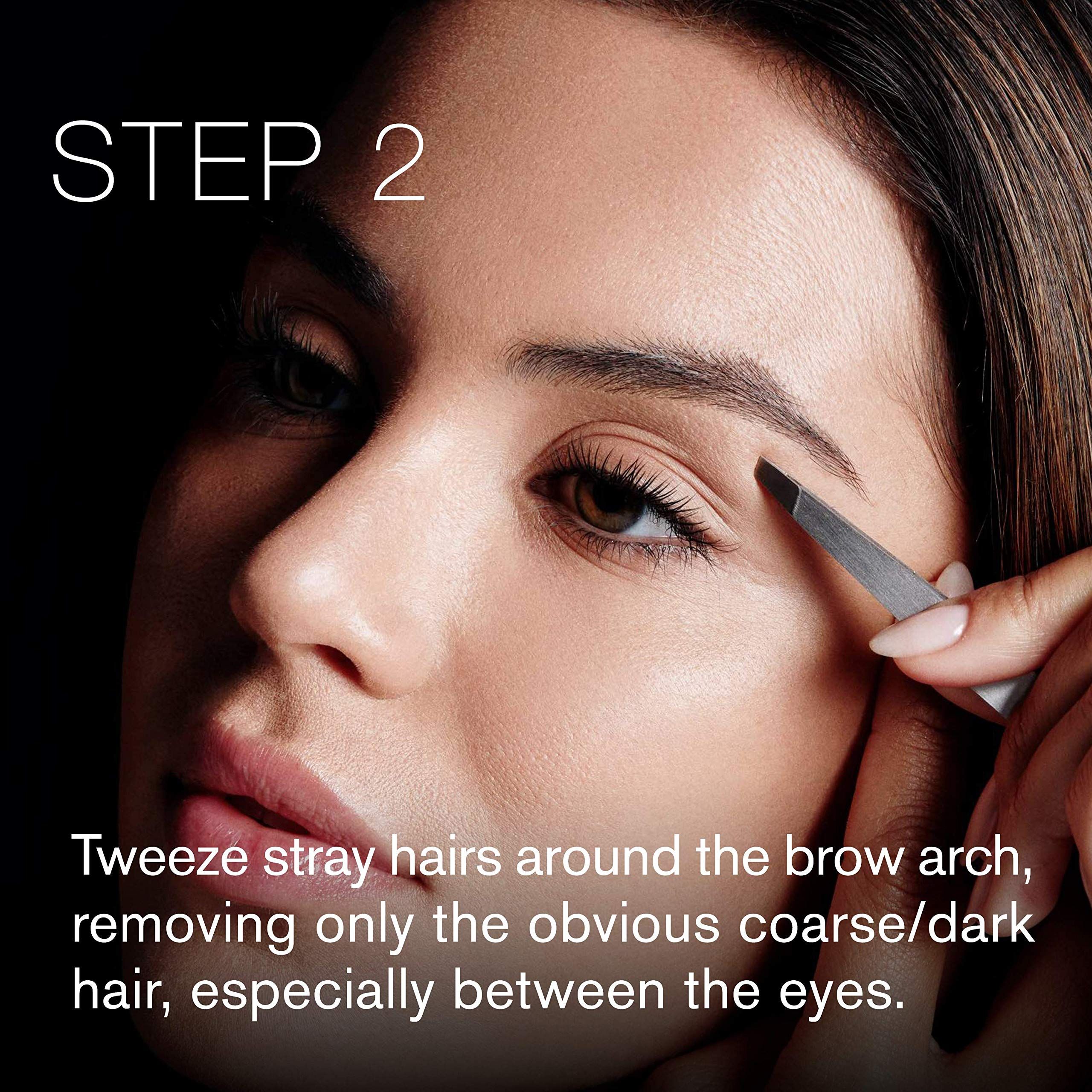 Primo piano di una donna che si depila le sopracciglia. Testo: STEP 2. Depilare i peli ribelli.