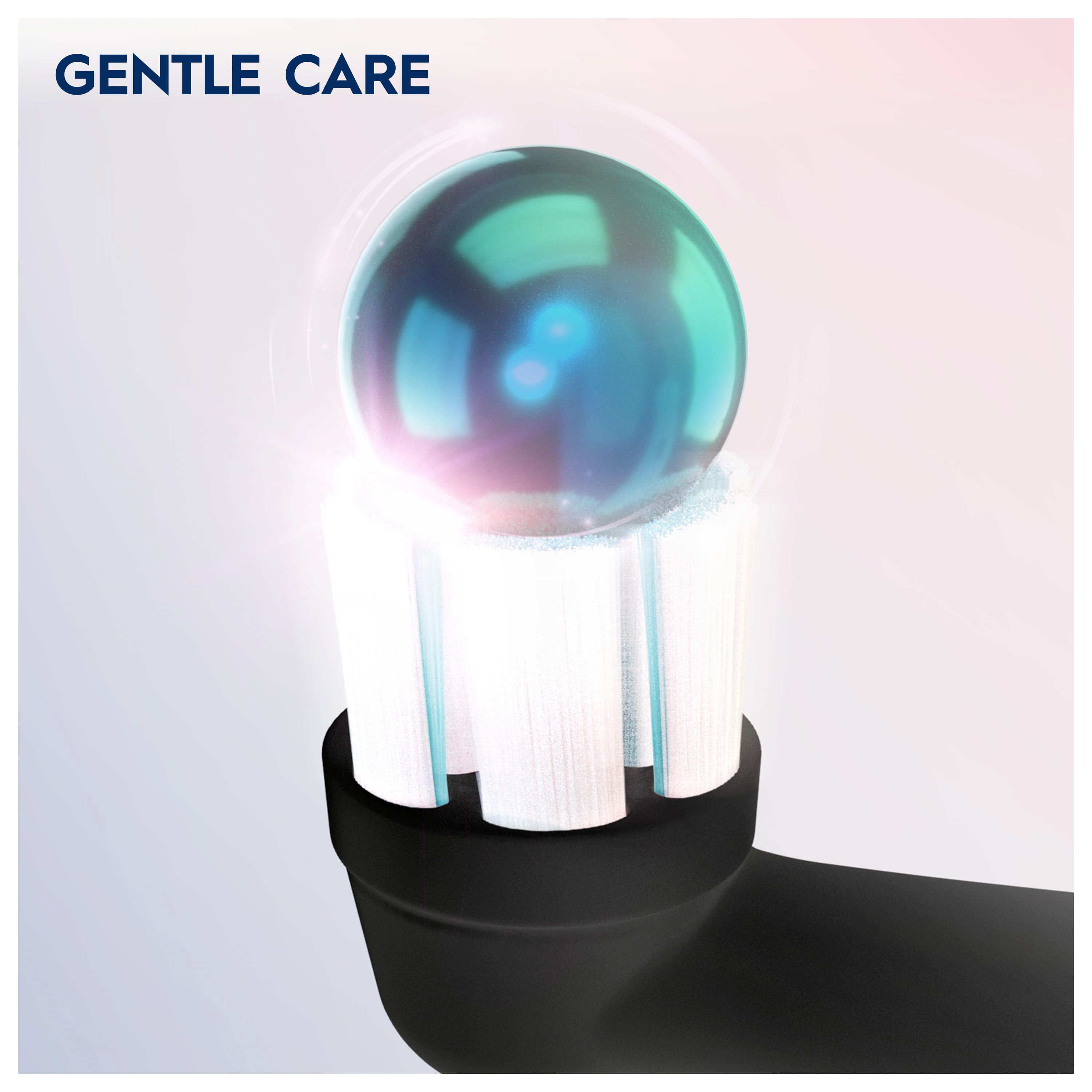 Primo piano di una testina con setole blu e bianche. Testo: GENTLE CARE.