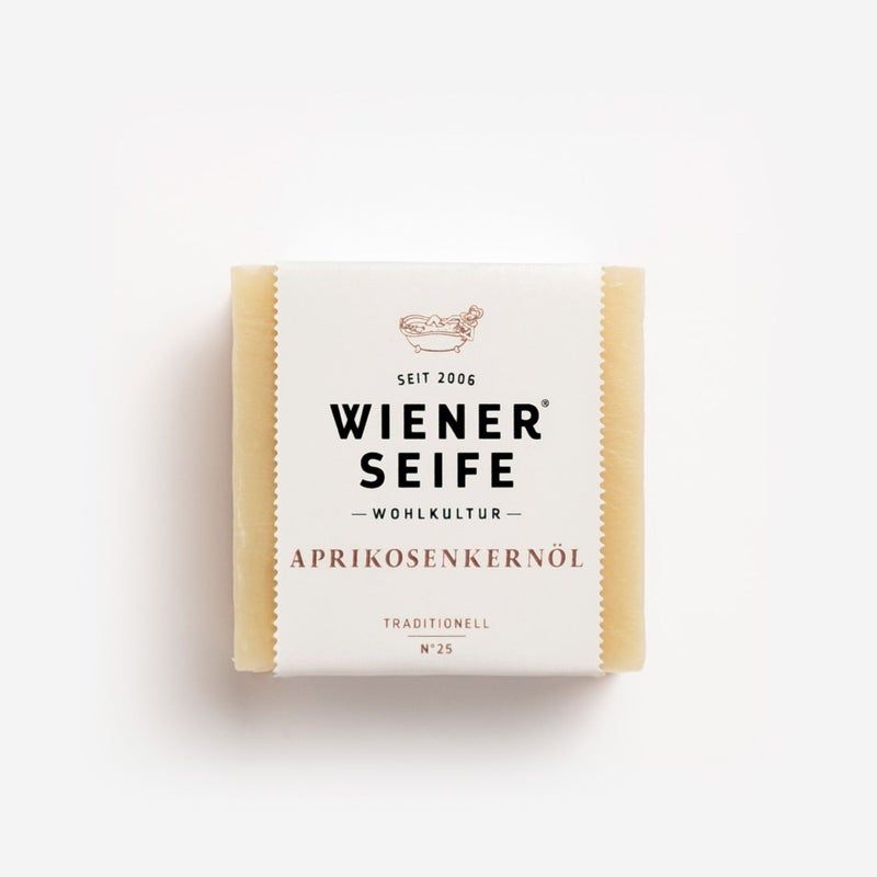Sapone con fascia di carta. Scritta: Wiener Seife, Aprikosenkernöl, Traditionell, N°25.