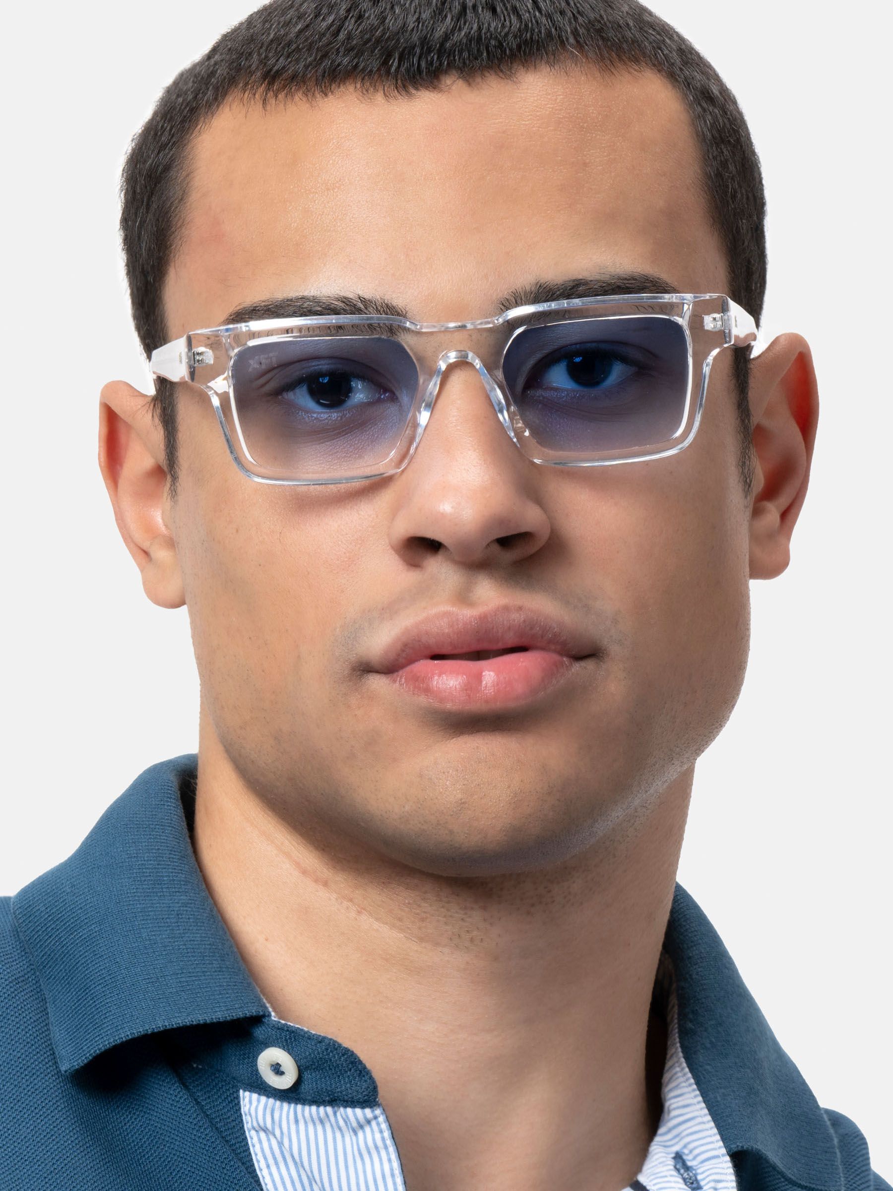 Uomo con occhiali da sole trasparenti con lenti blu. Primo piano. X Frame Therapy. Forma rettangolare.
