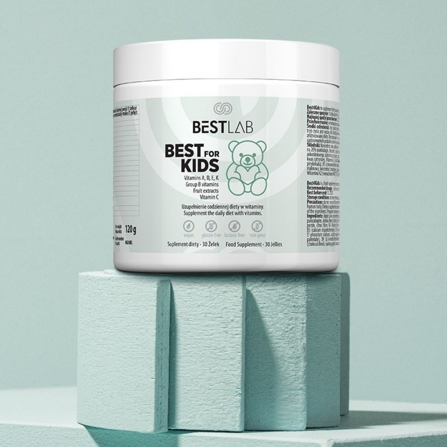 Barattolo bianco BEST LAB BEST FOR KIDS su piedistallo azzurro. Contiene vitamine A, D, E, K, gruppo B e vitamina C. 120g, 30 gelatine.