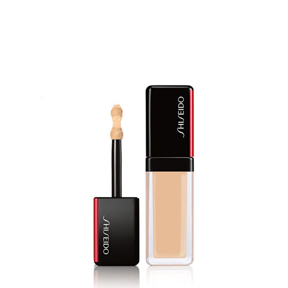 Flacone di correttore Shiseido con applicatore. Coperchio nero con accento rosso. Contenitore trasparente.