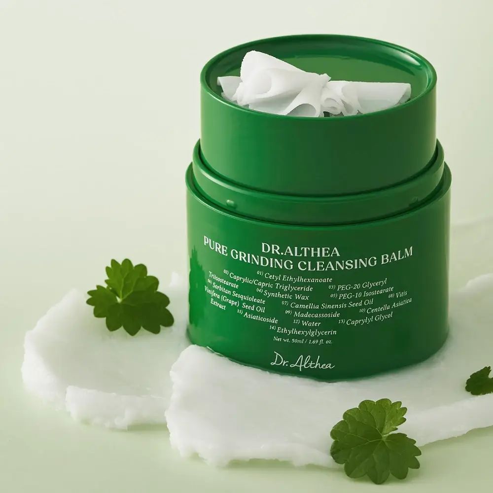 Prodotto in barattolo verde. Donna che tiene il barattolo. Viso lucido. Dr. Althea Pure Grinding Cleansing Balm.