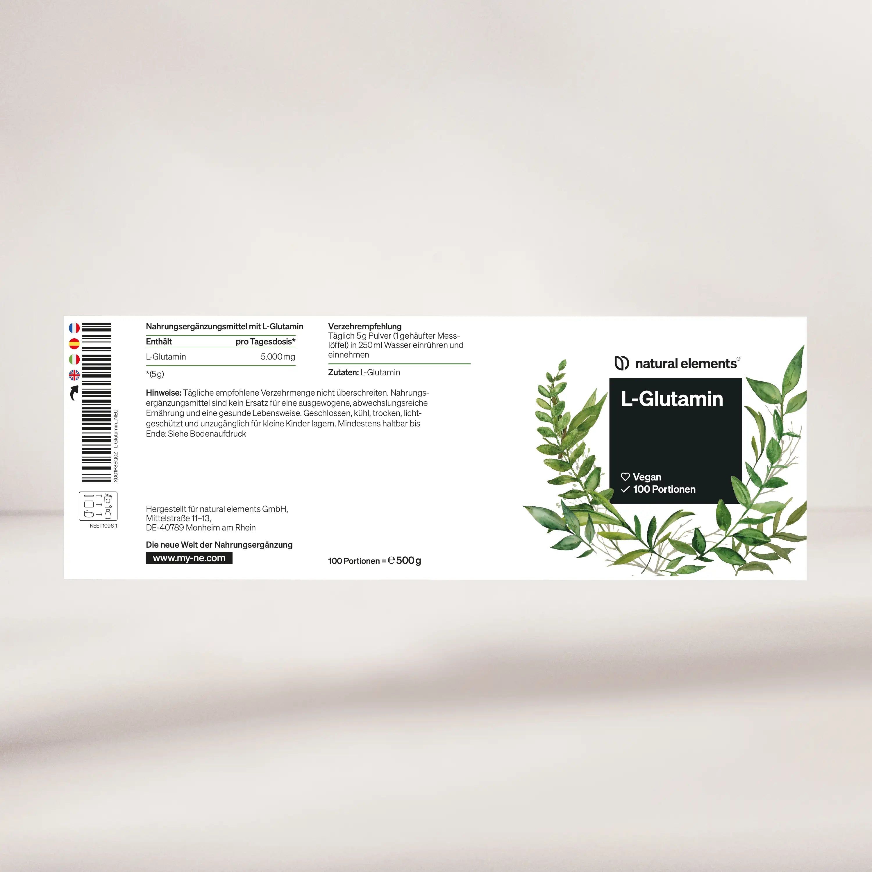 Etichetta bianca con informazioni sulla L-Glutammina. Scritta: natural elements, L-Glutammina, 100 porzioni, 500g. Foglie verdi.