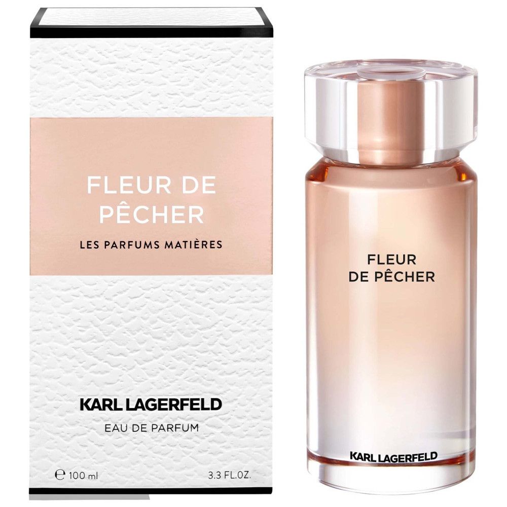 Flacone di profumo con confezione bianca. Scritta: Fleur de Pêcher, Karl Lagerfeld. Flacone in vetro con contenuto rosato.