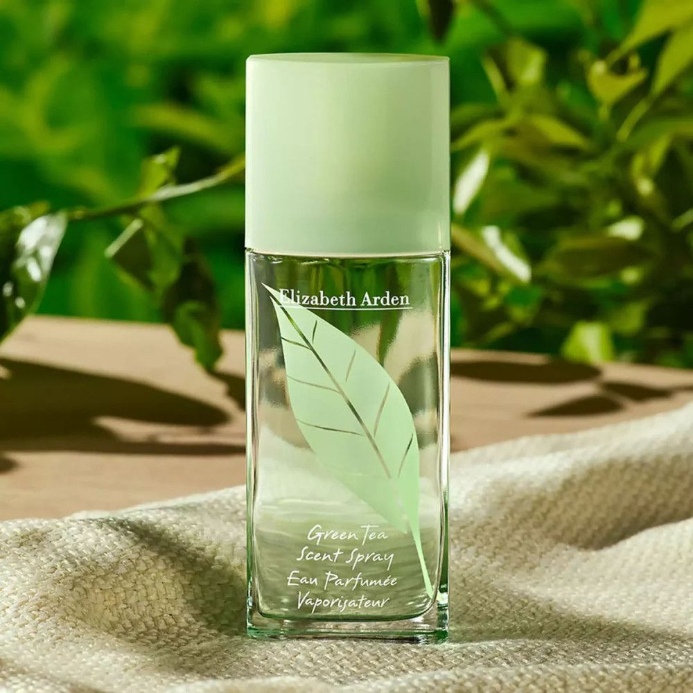 Flacone spray Eau Parfumée Green Tea. Forma rettangolare, tappo verde, decoro a foglia. Logo Elizabeth Arden.