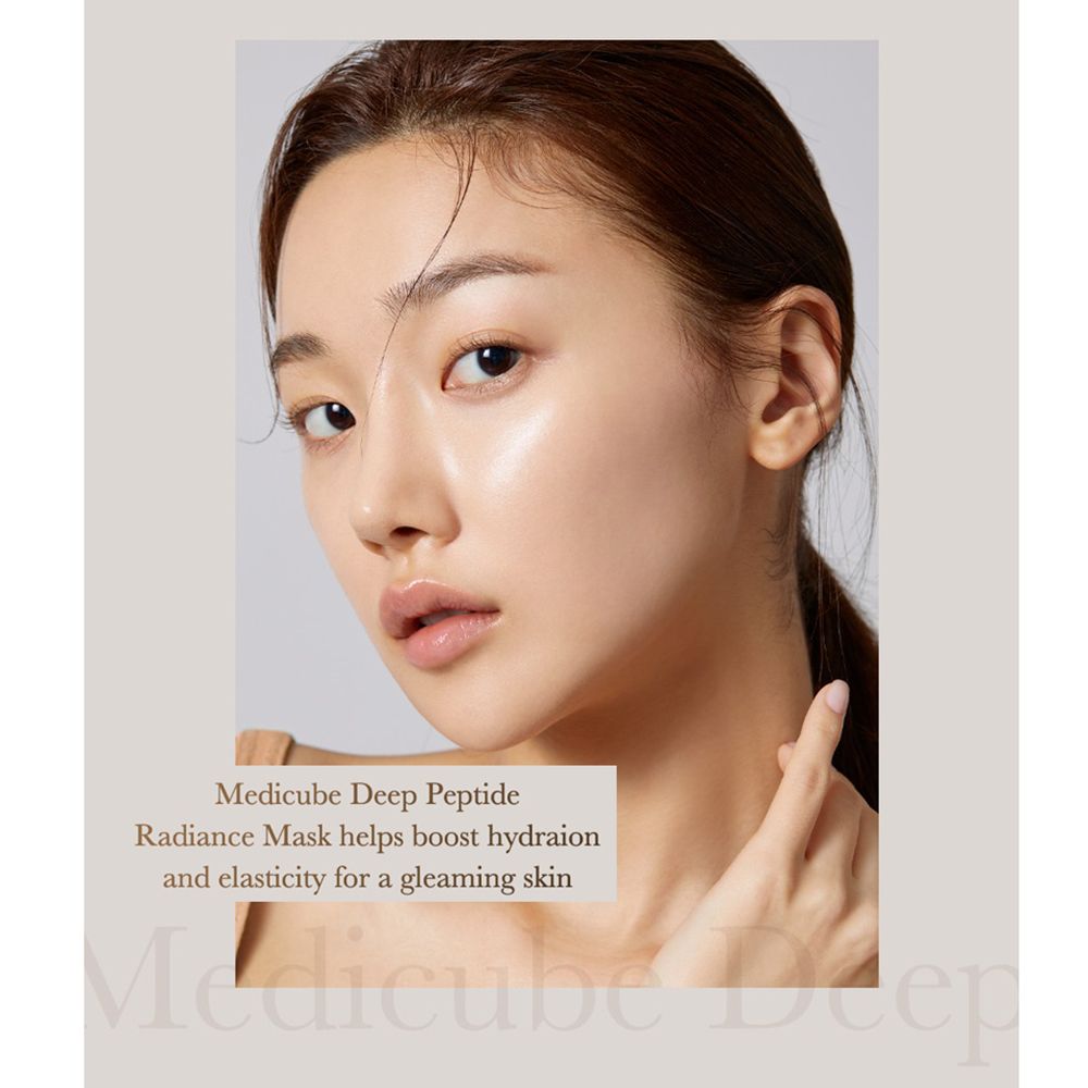 Primo piano di una donna con la pelle lucida. Testo: MEDICUBE Deep Peptide Radiance Mask aiuta a migliorare l'idratazione e l'elasticità della pelle.