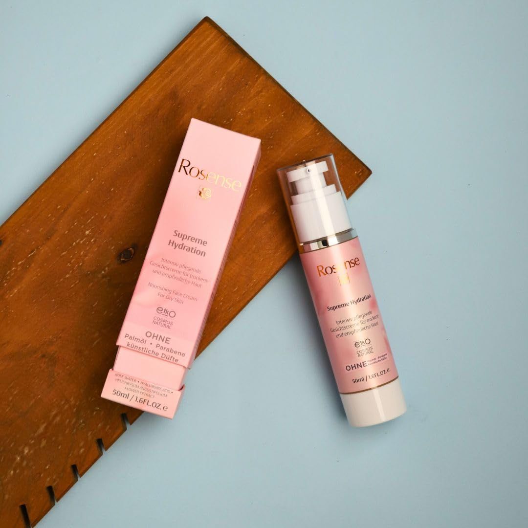 Crema Rosense Supreme Hydration e confezione. Confezione rosa con nome e logo del prodotto. Su sfondo blu. 50 ml.